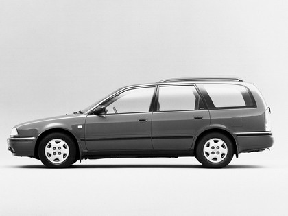 1990 Nissan Avenir ( W10 ) 2