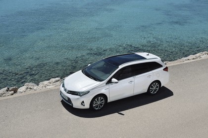 2013 Toyota Hybrid Touring Sports 32