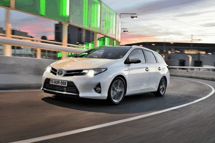 2013 Toyota Hybrid Touring Sports 38