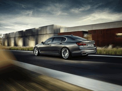 2015 BMW 750Li xDrive with Design Pure Excellence 2
