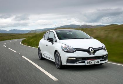 2015 Renault Clio RS 220 Trophy - UK version 18