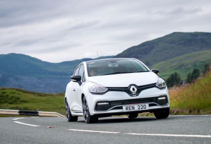 2015 Renault Clio RS 220 Trophy - UK version 26