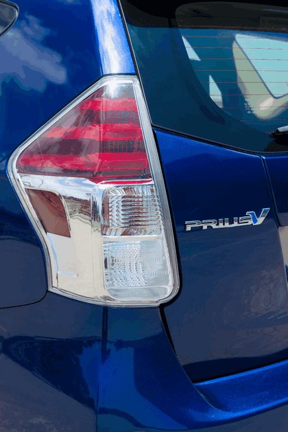 2016 Toyota Prius v 17