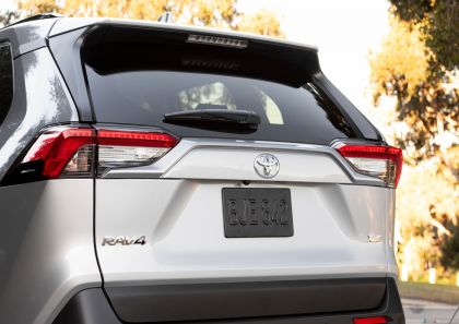 2019 Toyota RAV4 XLE FWD - Silver sky metallic 25