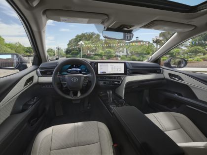 2025 Toyota Camry Hybrid XSE 10