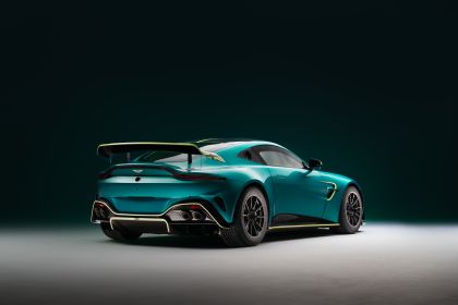 2024 Aston Martin Vantage GT4 3