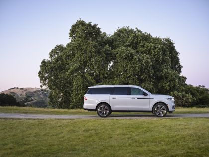 2025 Lincoln Navigator L Black Label 3