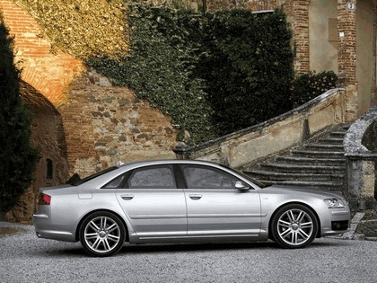 2005 Audi S8 9