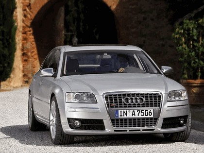 2005 Audi S8 11