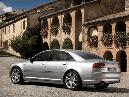 2005 Audi S8 26