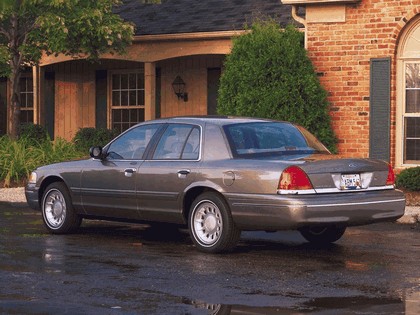 1998 Ford Crown Victoria 17