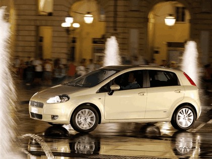 2005 Fiat Grande Punto 5-door 1