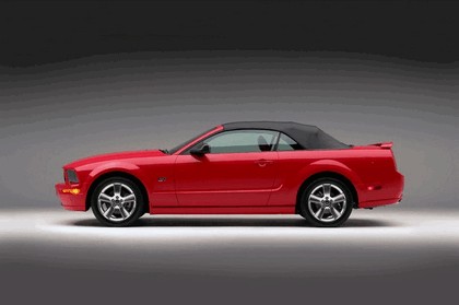 2005 Ford Mustang convertible 5