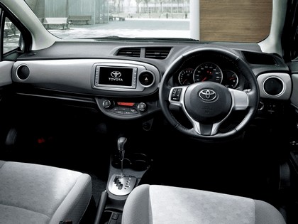 2011 Toyota Vitz 9