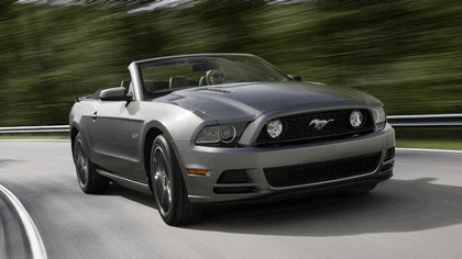2013 Ford Mustang GT convertible 3