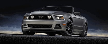 2013 Ford Mustang GT convertible 4