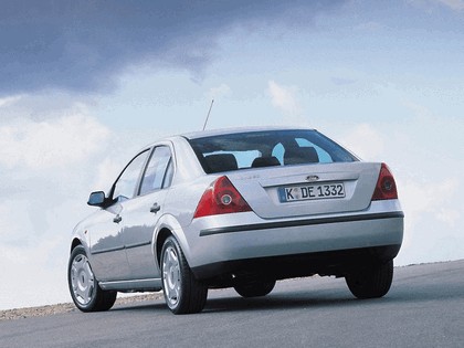 2000 Ford Mondeo sedan 2