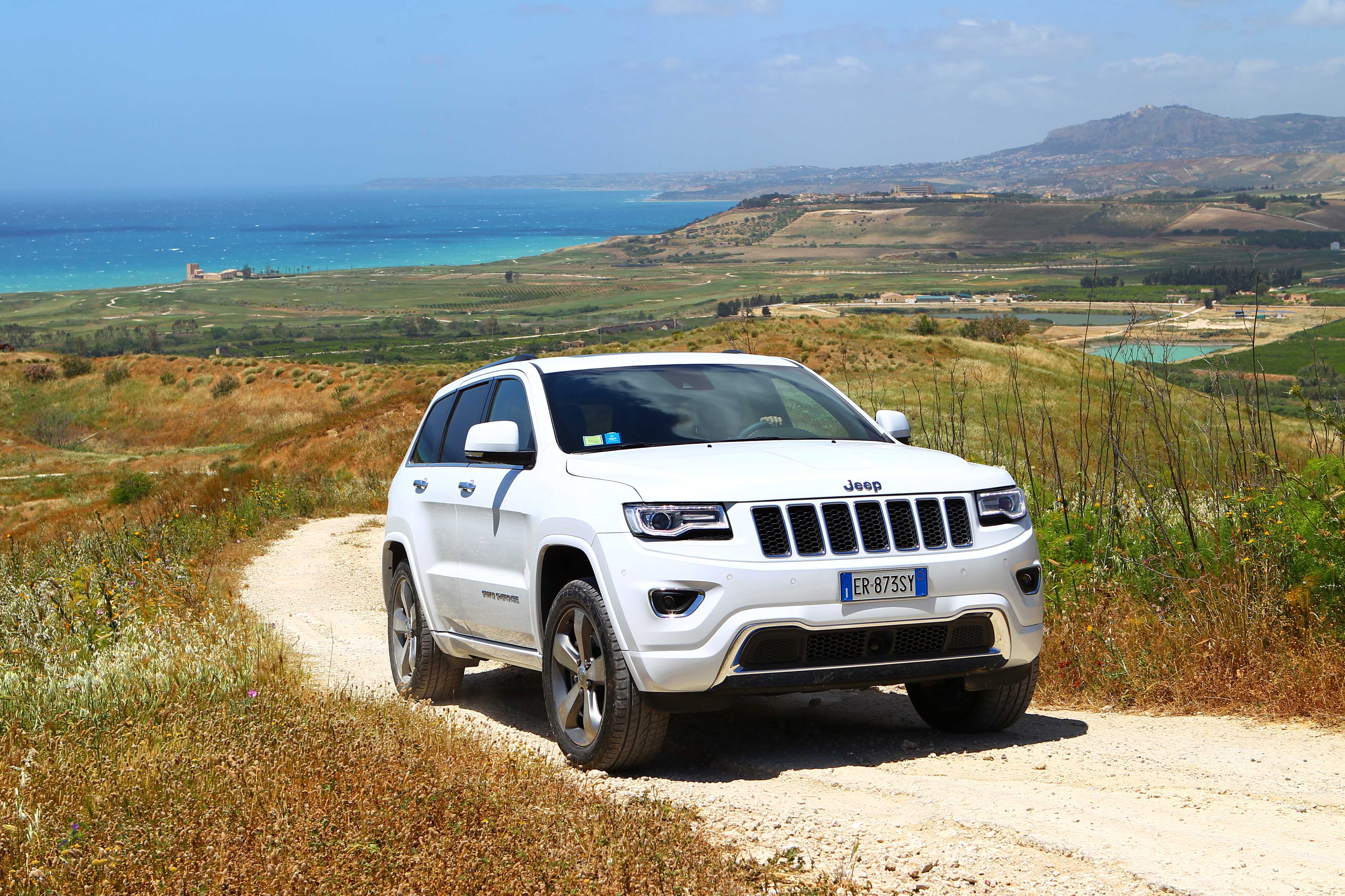 Grand car. Jeep Grand Cherokee 2014. Гранд Чероки Оверленд 2014. Jeep Grand Cherokee Overland. Jeep Grand Cherokee Overland 2014.