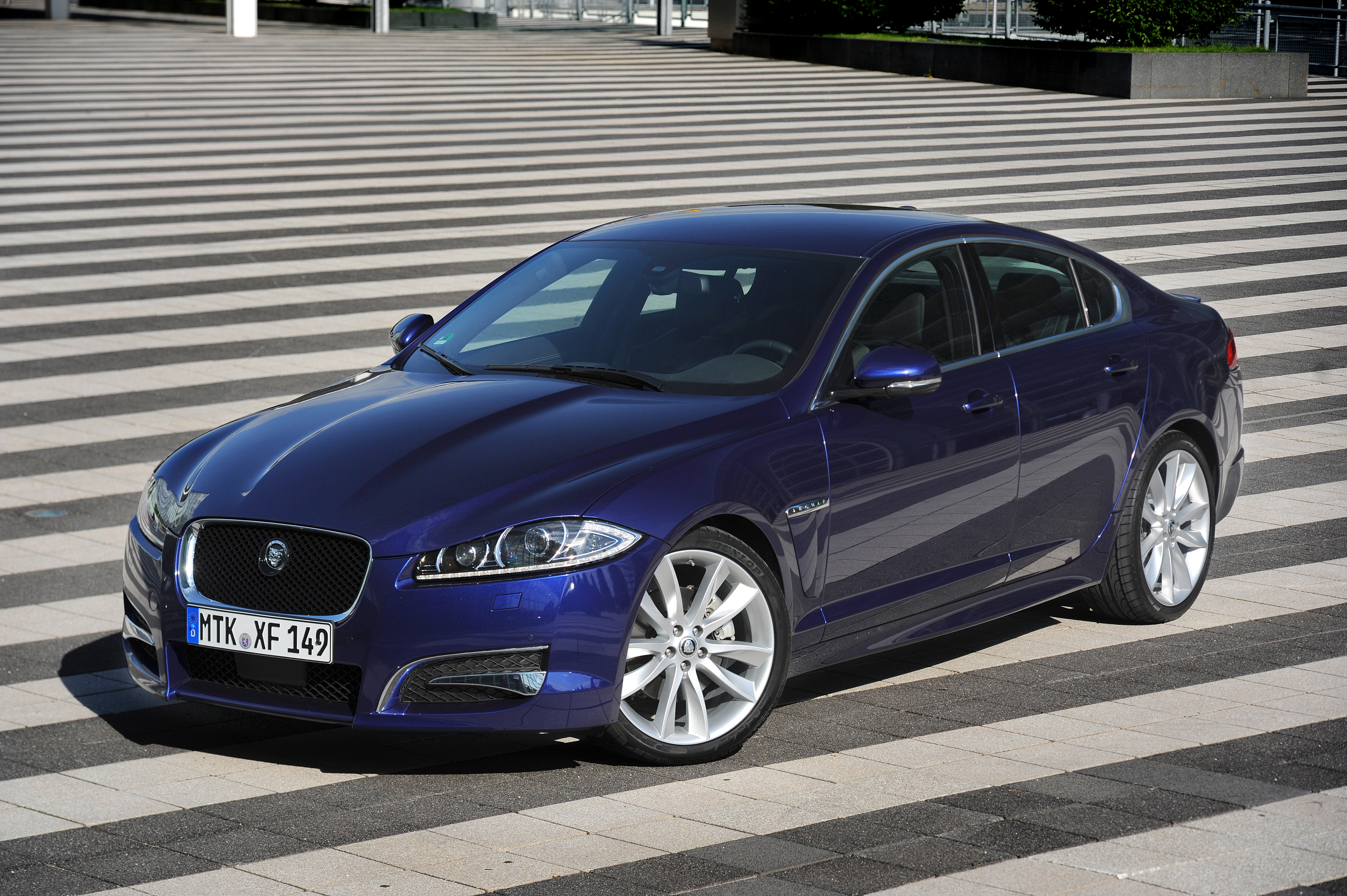 Синий легковой машина. Ягуар XF 2012. Ягуар XF 2011. Jaguar XF 2012. Jaguar XF 2011.