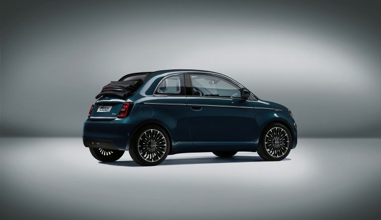 Now the numbered special series “la Prima” cabrio is no longer available,  the New 500 “la Prima” hatchback debuts today, Fiat