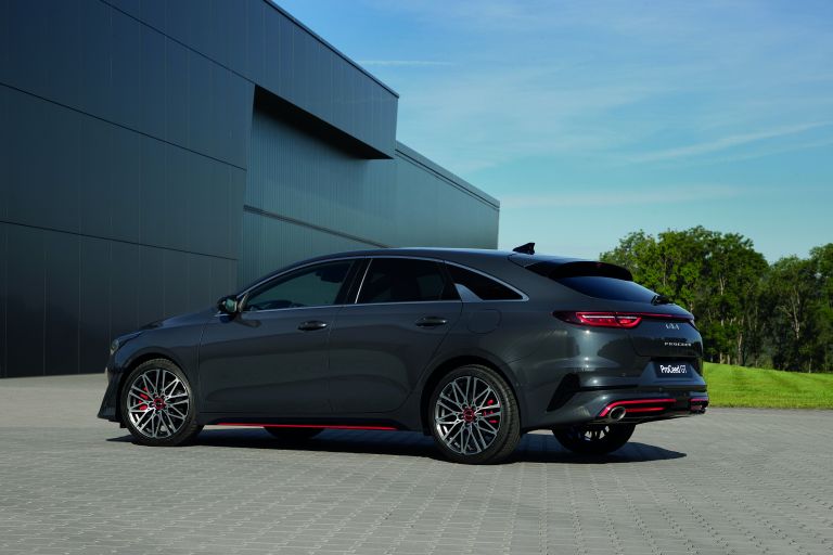 https://www.mad4wheels.com/img/free-car-images/mobile/19007/kia-proceed-gt-2022-637927.jpg