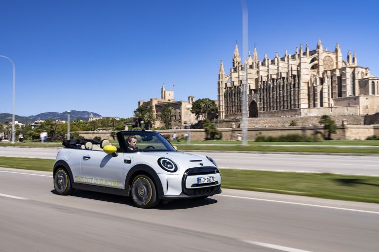 2022 Mini Cooper SE convertible concept 681540