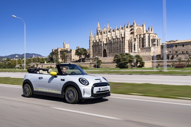 2022 Mini Cooper SE convertible concept 681541