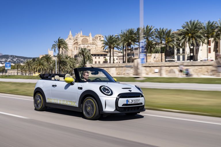 2022 Mini Cooper SE convertible concept 681543