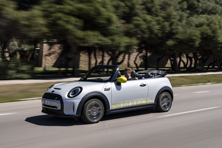 2022 Mini Cooper SE convertible concept 681544