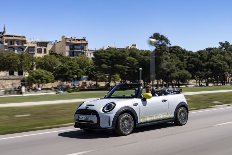 2022 Mini Cooper SE convertible concept 681545