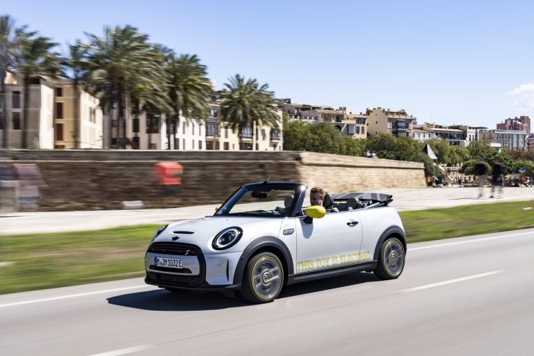 2022 Mini Cooper SE convertible concept 681546