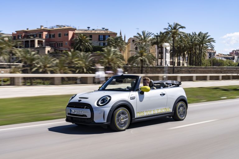 2022 Mini Cooper SE convertible concept 681547