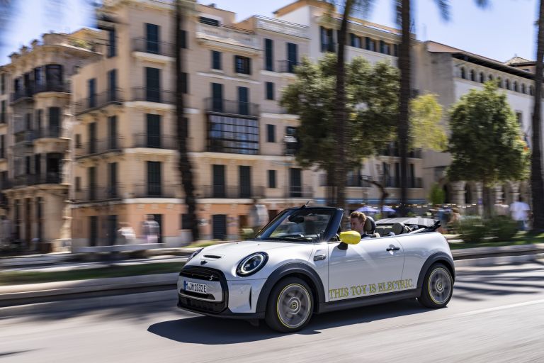 2022 Mini Cooper SE convertible concept 681548