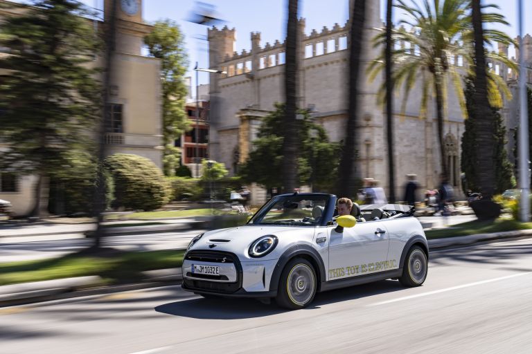 2022 Mini Cooper SE convertible concept 681549