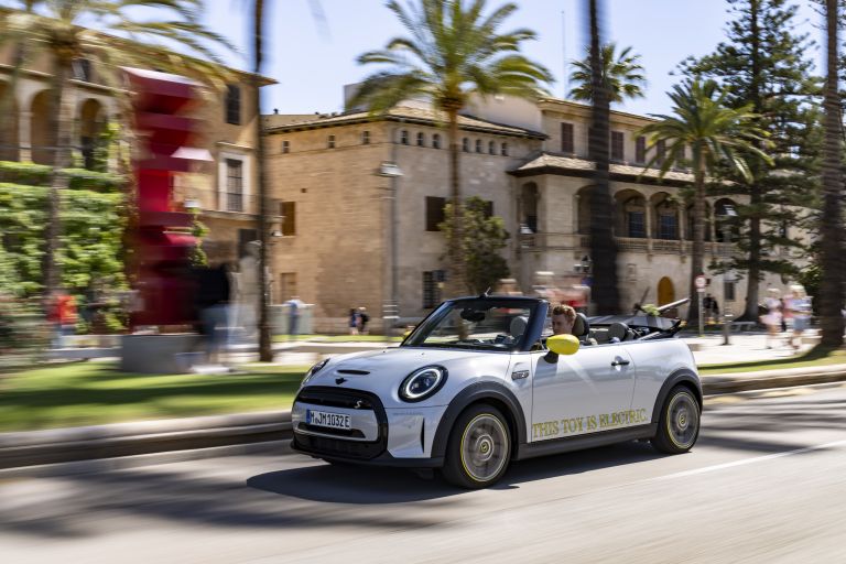 2022 Mini Cooper SE convertible concept 681550