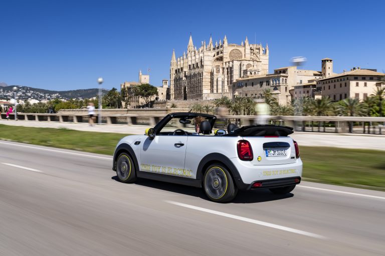 2022 Mini Cooper SE convertible concept 681552