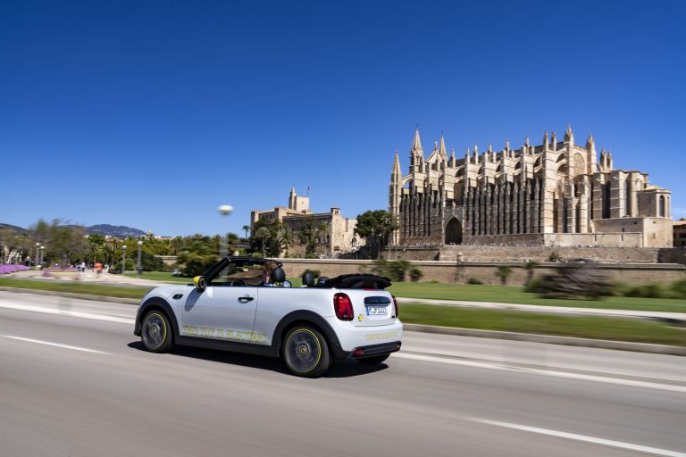 2022 Mini Cooper SE convertible concept 681554