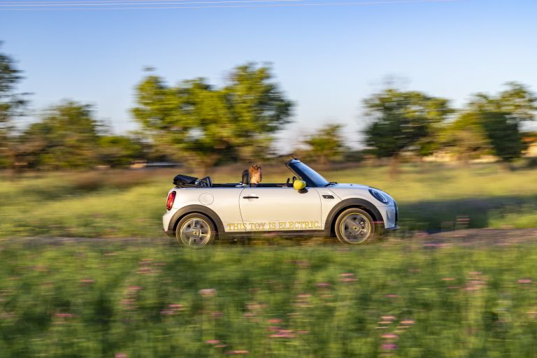 2022 Mini Cooper SE convertible concept 681555