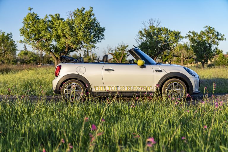 2022 Mini Cooper SE convertible concept 681556