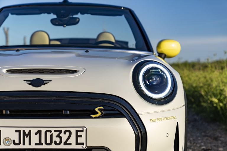 2022 Mini Cooper SE convertible concept 681558