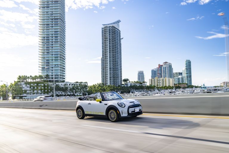 2022 Mini Cooper SE convertible concept 681587