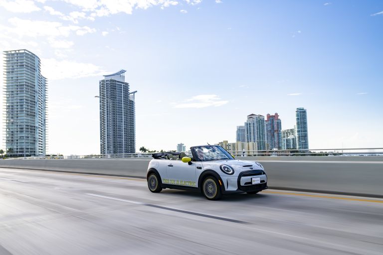 2022 Mini Cooper SE convertible concept 681588