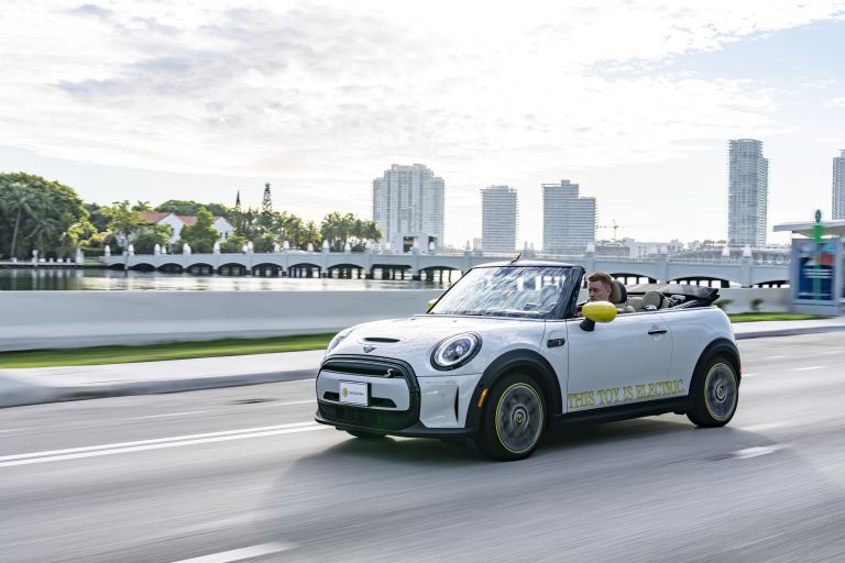 2022 Mini Cooper SE convertible concept 681590