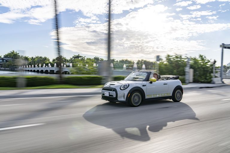 2022 Mini Cooper SE convertible concept 681592