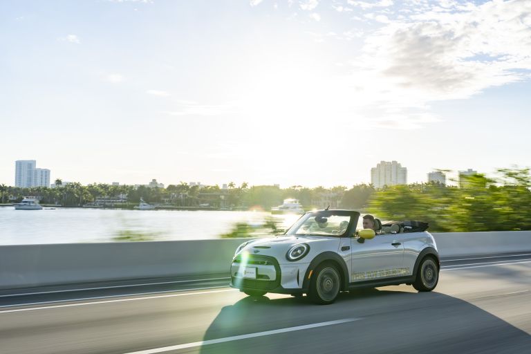 2022 Mini Cooper SE convertible concept 681594