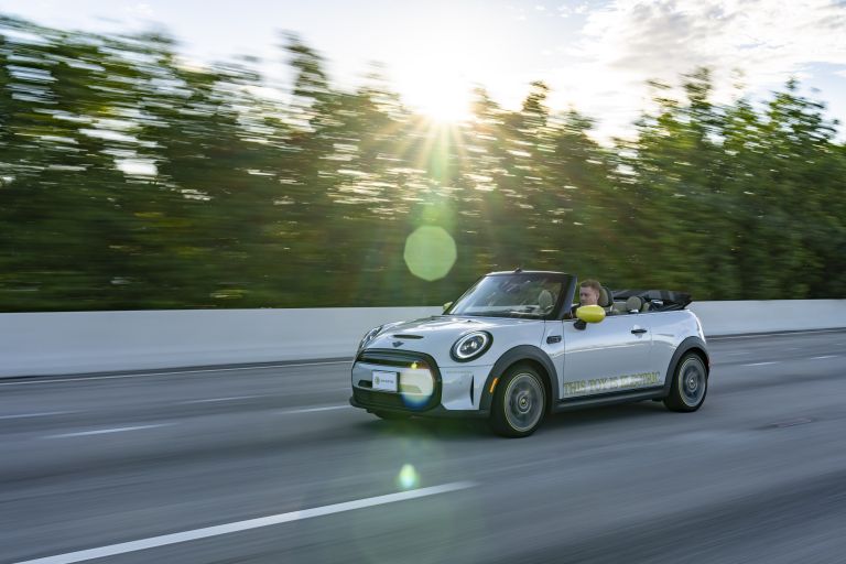 2022 Mini Cooper SE convertible concept 681595