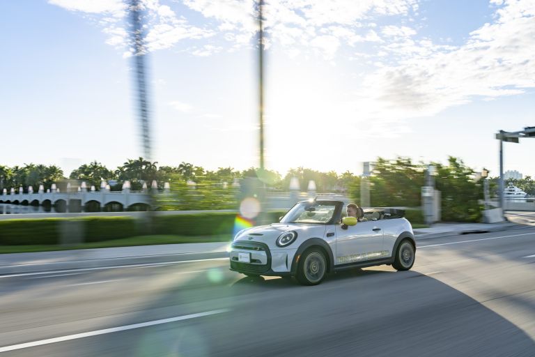 2022 Mini Cooper SE convertible concept 681596