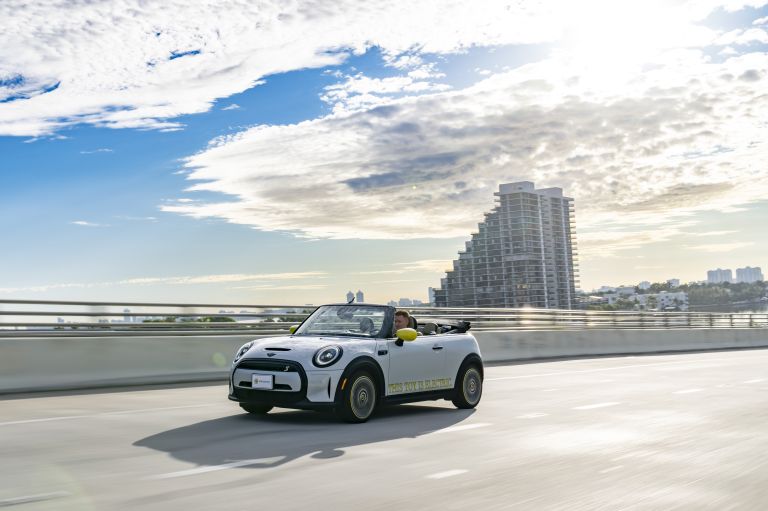 2022 Mini Cooper SE convertible concept 681599