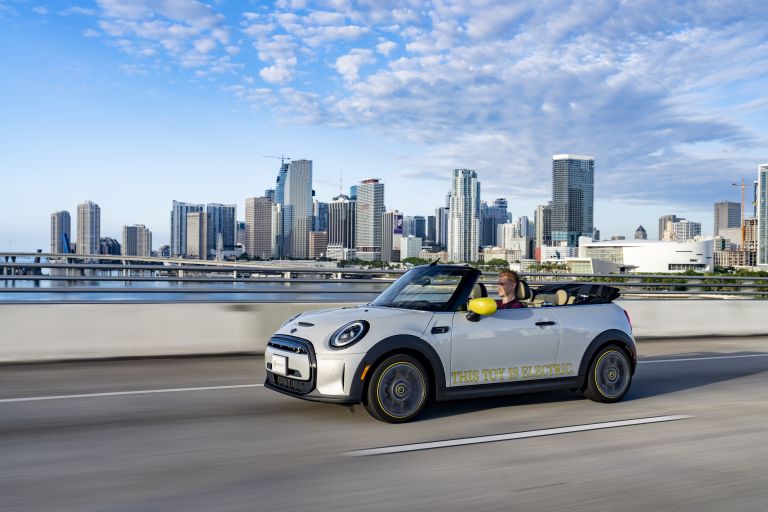 2022 Mini Cooper SE convertible concept 681600