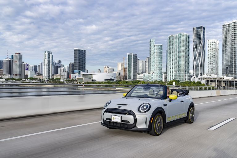 2022 Mini Cooper SE convertible concept 681602